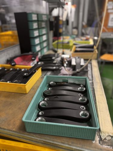 Carbon cranks in production at the Tektro factory. BRAIN photo.