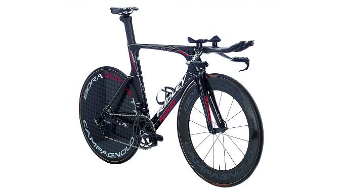 The Ridley Dean Fast is the brand's newest time trial bike, ridden by Team Lotto–Belisol in the Tour de France. The Dean Fast includes an integrated brake, full internal cable routing, a new stem adjustment system and a newly shaped F-Split fork.