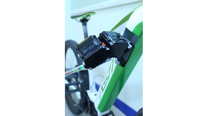 The Snake Pack System allows battery cells to slither into a small opening in the downtube. Photo: Astro. 