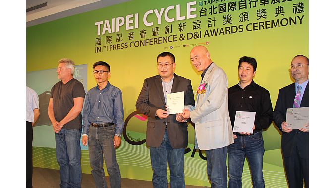 Taiwan Bicycle Exporters Association chairman Tony Lo hands out Design and Innovation awards following the pre-show press conference. In its second year, the D&I Awards recognized 44 products out of 184 submissions. 