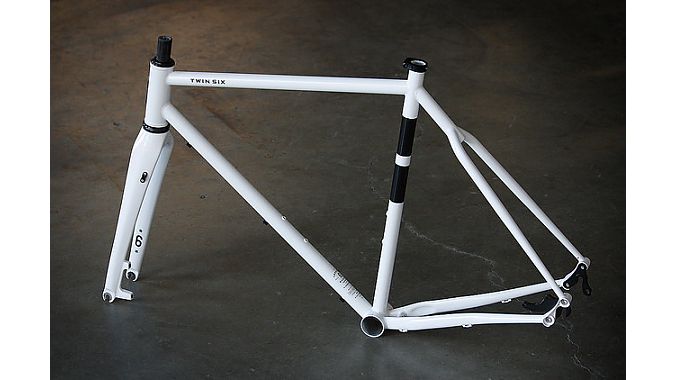 The Standard CX Reynolds 853 frame comes with a carbon disc fork.