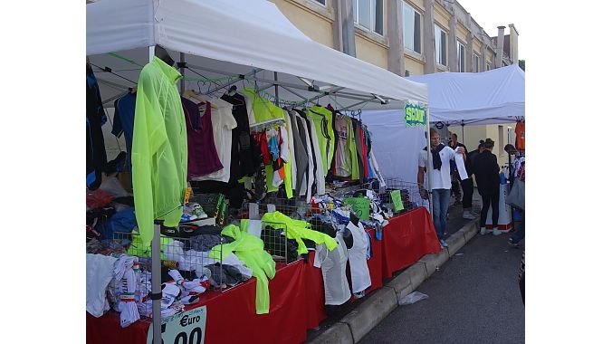 Retail sales are allowed in the outdoor spaces between the halls at the Padova Fiere.